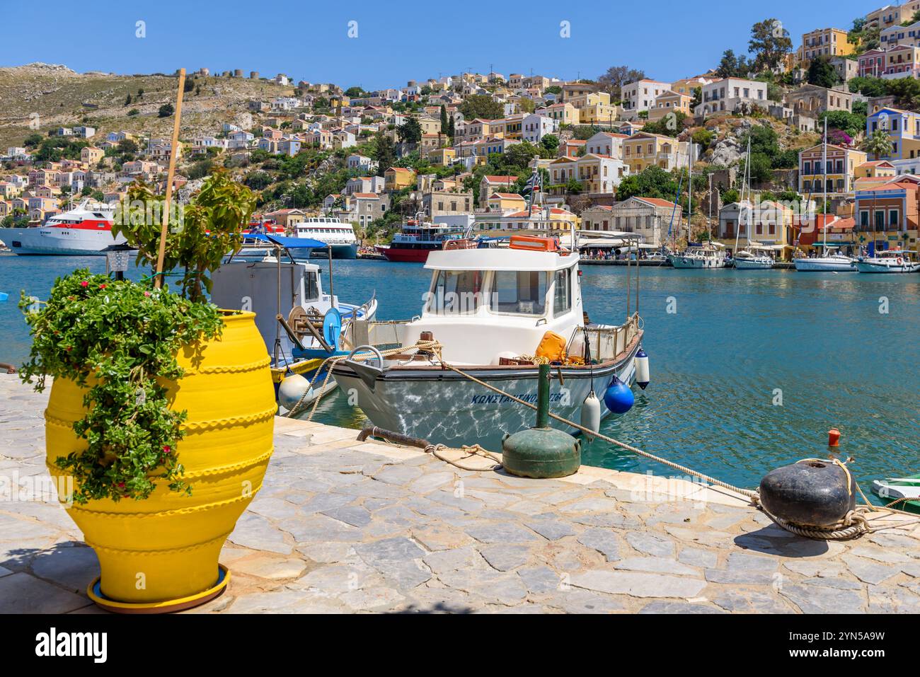 Symi, Griechenland - 15. Mai 2018: Boote im Hafen der Insel Symi, Dodekanese, Griechenland Stockfoto