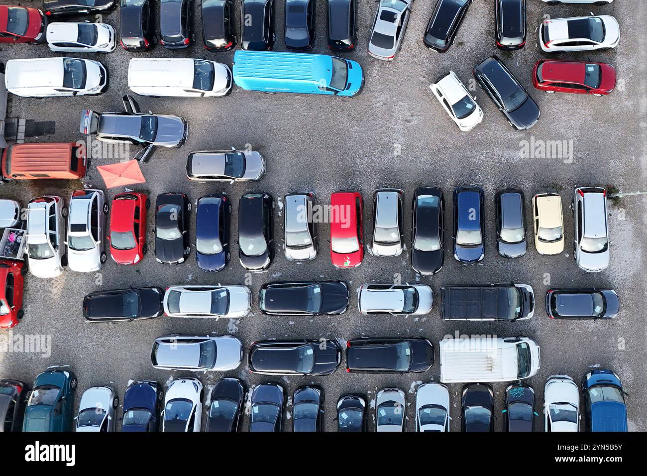 Gebrauchtwagen, Gebrauchtwagen sind auf Lager. Gebrauchtwagenhandel, Gebrauchtwagenhändler, Autokauf, kaufen, Autohändler, Autos, Angebot, Autos, junge Gebrauchtwagen. Auto. ? Stockfoto