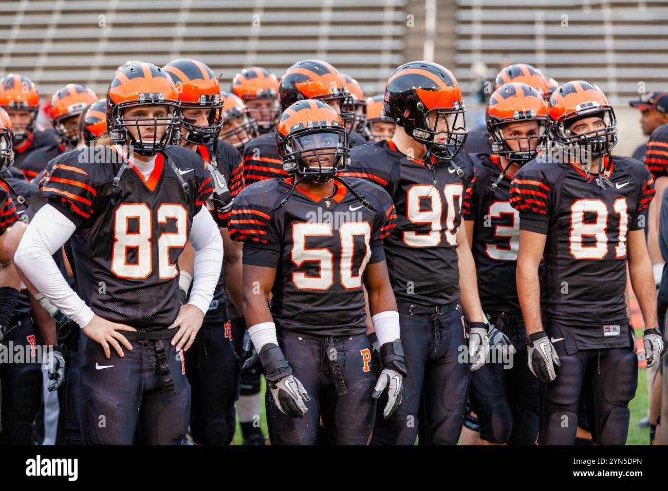 Princeton, NJ, USA - die American Football-Mannschaft der Princeton Tigers verlässt das Spielfeld im Princeton Stadium. Das Team spielt in der NCAA und Ivy League Stockfoto