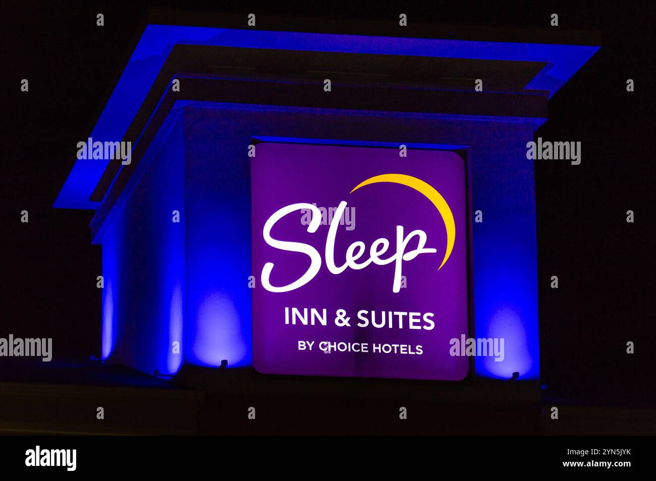GRAND FORKS, ND, USA, 18. NOVEMBER 2024: Sleep Inn & Suites by Choice Hotels Außenansicht und Markenlogo. Stockfoto