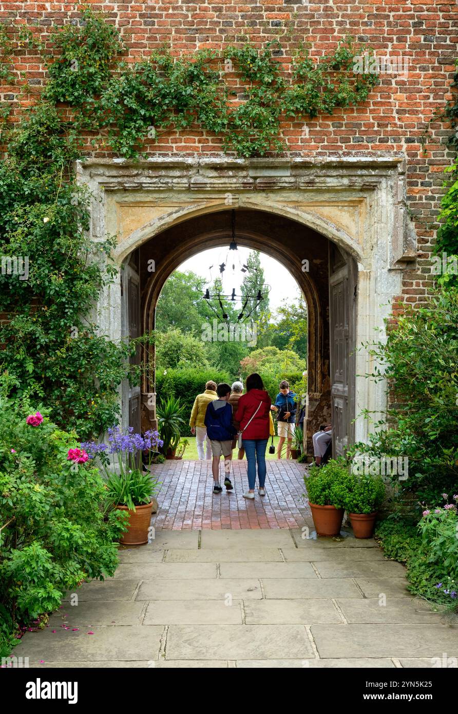 Sissinghurst Eingang und Besucher Stockfoto