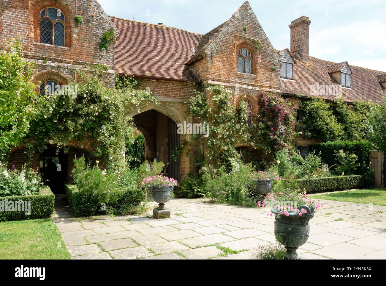 Eingang zu den Sissinghurst Gardens mit Pflanzgefäßen Stockfoto
