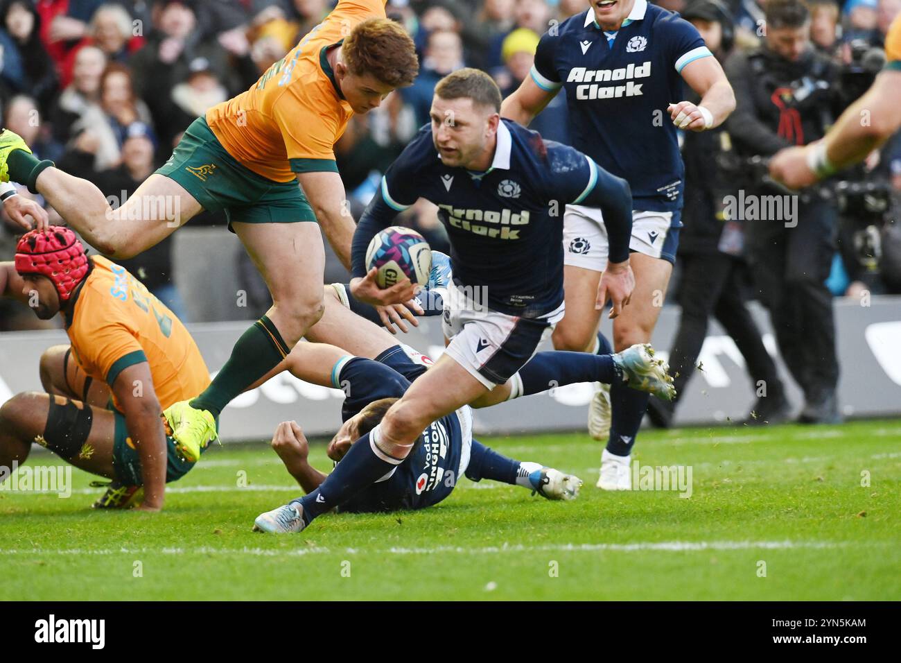 Scottish Gas Murrayfield. Edinburgh Schottland Großbritannien 24. November 24 HERBSTTESTS 2024/25 Schottlands Spiel gegen Australien Finn Russell aus Schottland erzielt seinen Versuch gegen Australien Credit: eric mccowat/Alamy Live News Stockfoto