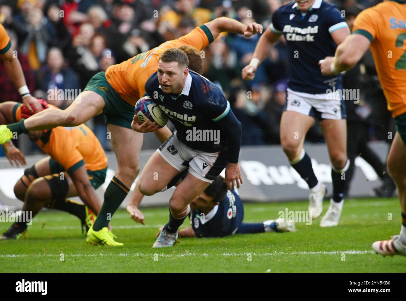 Scottish Gas Murrayfield. Edinburgh Schottland Großbritannien 24. November 24 HERBSTTESTS 2024/25 Schottlands Spiel gegen Australien Finn Russell aus Schottland erzielt seinen Versuch gegen Australien Credit: eric mccowat/Alamy Live News Stockfoto