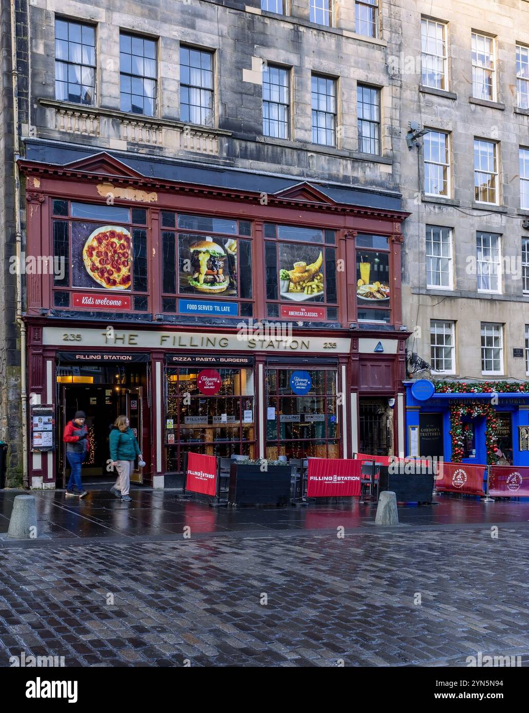Die Tankstelle für ein Essen mit Getränken auf der Royal Mile, Edinburgh, Schottland, Großbritannien Stockfoto