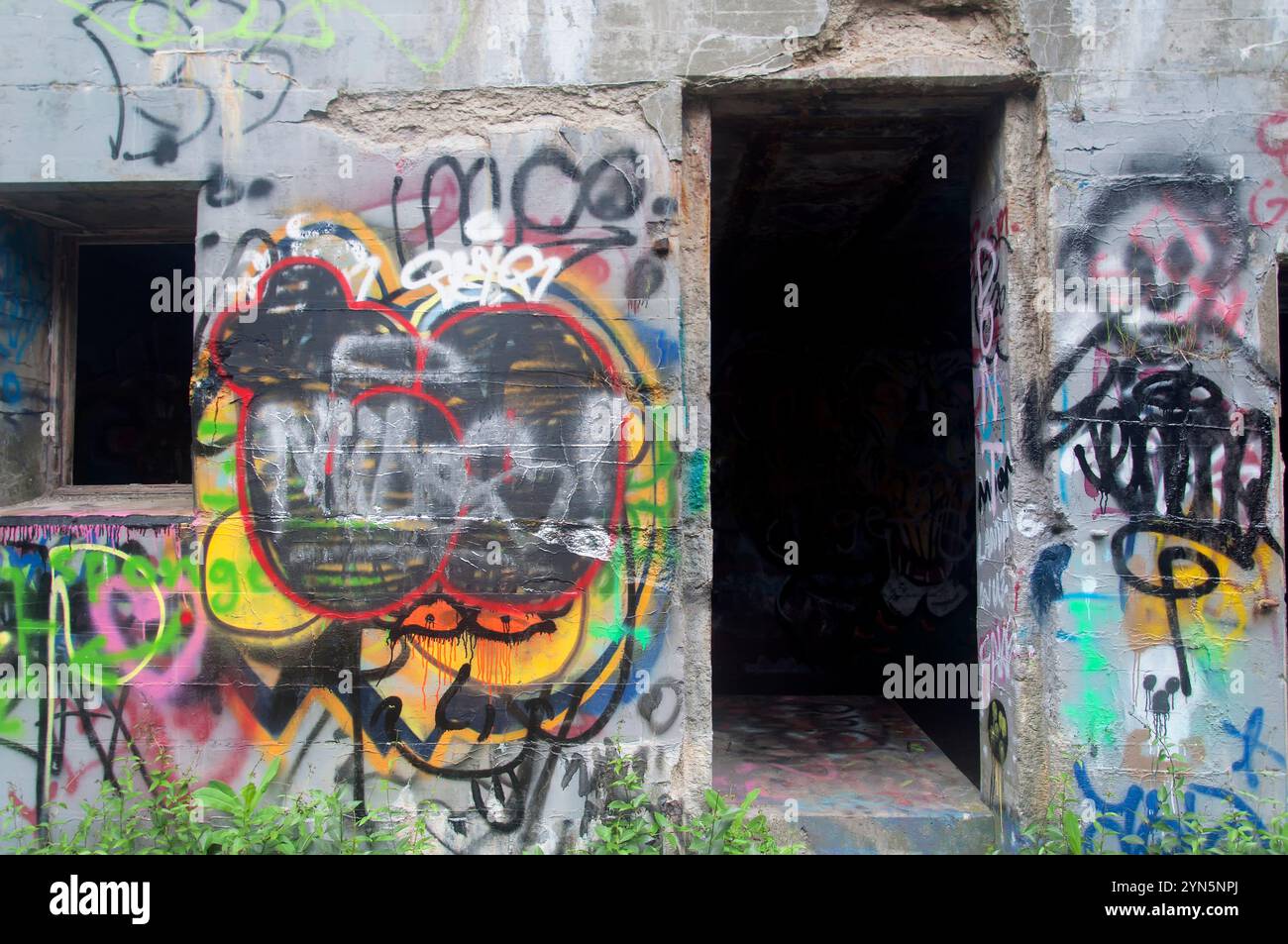 Ein verlassener Bunker, eine alte Waffenbatterie im Fort Wetherill State Park in Jamestown, Rhode Island. Stockfoto