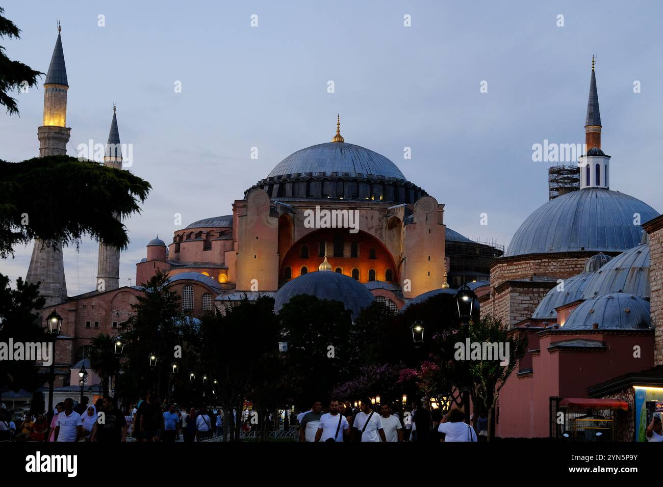 Hagia Sophia große Moschee, beleuchtet in der Abenddämmerung, Istanbul, Türkei Stockfoto