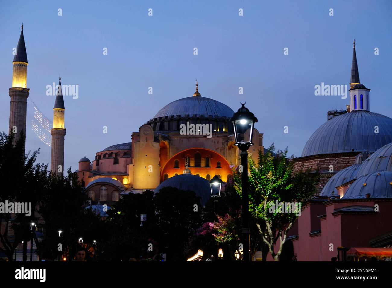 Hagia Sophia große Moschee, beleuchtet in der Abenddämmerung, Istanbul, Türkei Stockfoto