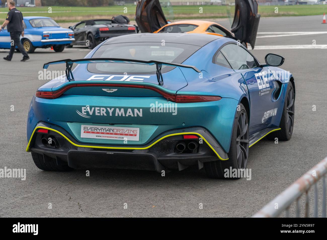 Ein Aston Martin Vantage Supersportwagen auf der Dunsfold Racetrack, Surrey, Großbritannien. Stockfoto