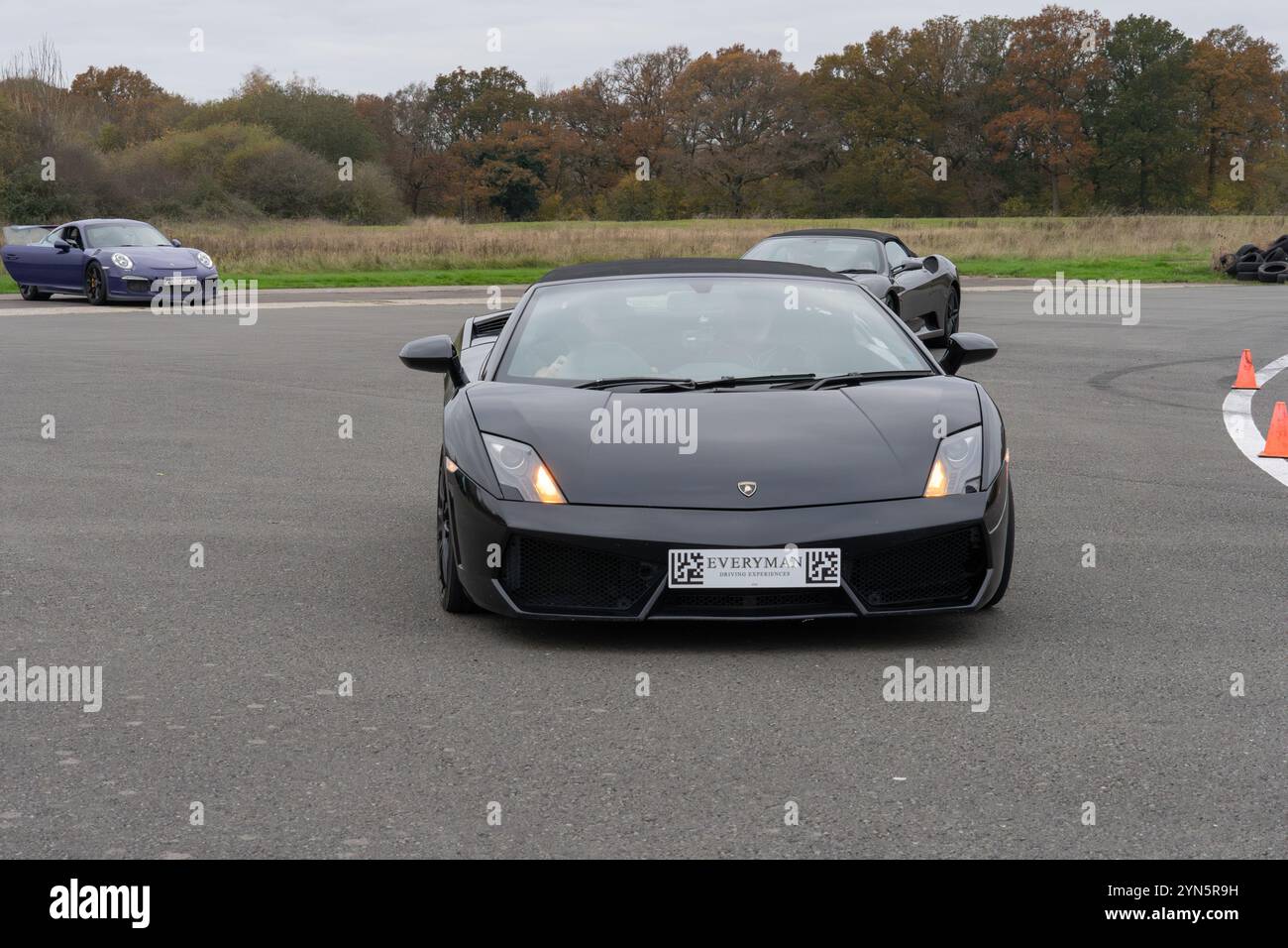 Ein Lamborghini Gallardo auf der Dunsfold Rennstrecke, Surrey, Großbritannien. Stockfoto