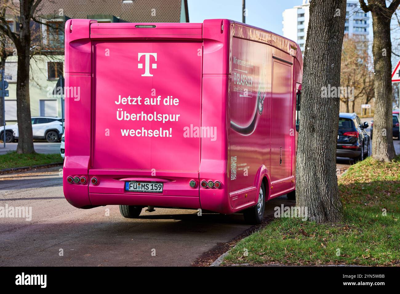 Deutschland - 24. November 2024: Telekom-Werbefahrzeug für Glasfaseranschlüsse in Augsburg: Ein auffälliges pinkfarbenes Telekom-Fahrzeug wirbt für schnelles, stabiles und zukunftssicheres Glasfaserinternet *** Telekom-Werbefahrzeug für Glasfaseranschlüsse in Augsburg: Ein auffälliges pinkes Fahrzeug der Telekom wirbt für schnelles, stabiles und zukunftssicheres Glasfaserinternet Stockfoto