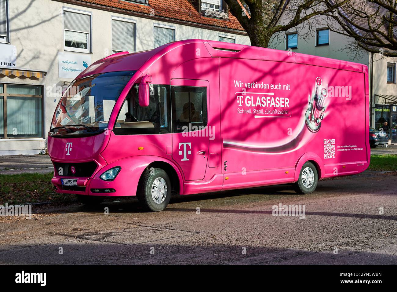 Deutschland - 24. November 2024: Telekom-Werbefahrzeug für Glasfaseranschlüsse in Augsburg: Ein auffälliges pinkfarbenes Telekom-Fahrzeug wirbt für schnelles, stabiles und zukunftssicheres Glasfaserinternet *** Telekom-Werbefahrzeug für Glasfaseranschlüsse in Augsburg: Ein auffälliges pinkes Fahrzeug der Telekom wirbt für schnelles, stabiles und zukunftssicheres Glasfaserinternet Stockfoto