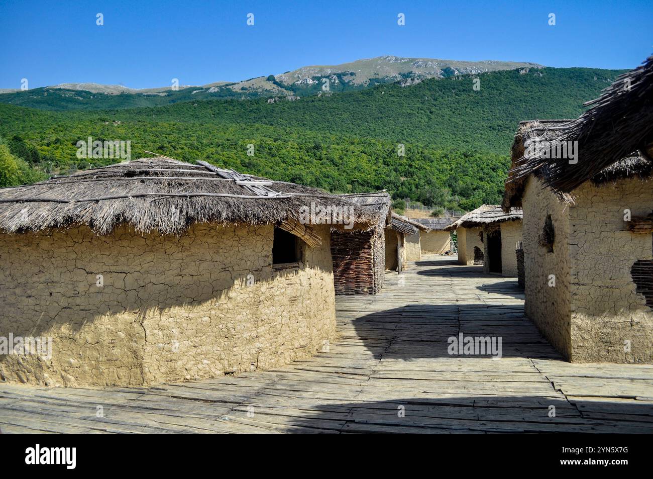 Wassermuseum am Ohrid-See, Mazedonien. Bucht der Knochen, Rekonstruktion der Pfahlsiedlung, die zwischen 1200 und 700 v. Chr. zurückgeht. Stockfoto