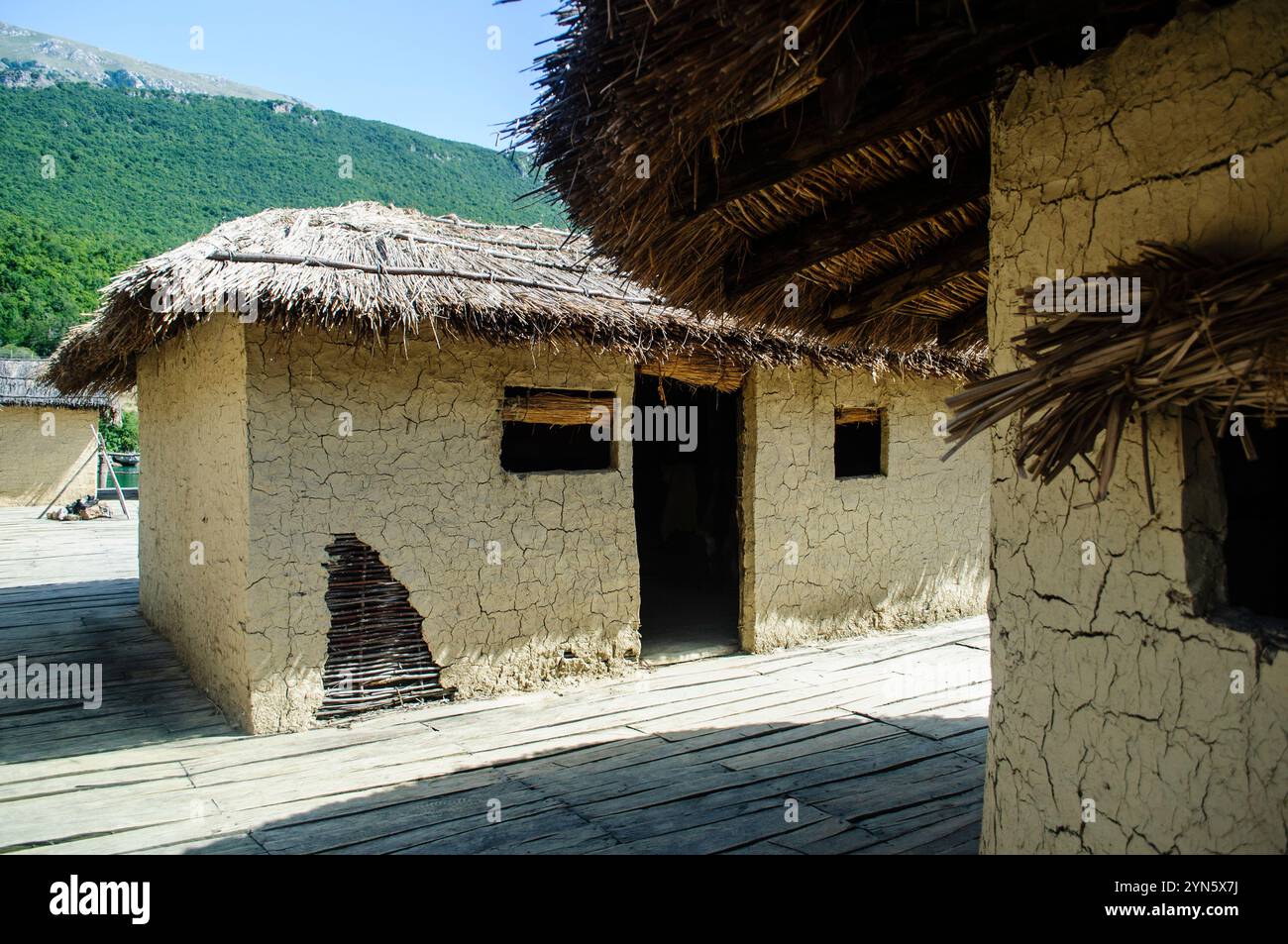 Wassermuseum am Ohrid-See, Mazedonien. Bucht der Knochen, Rekonstruktion der Pfahlsiedlung, die zwischen 1200 und 700 v. Chr. zurückgeht. Stockfoto