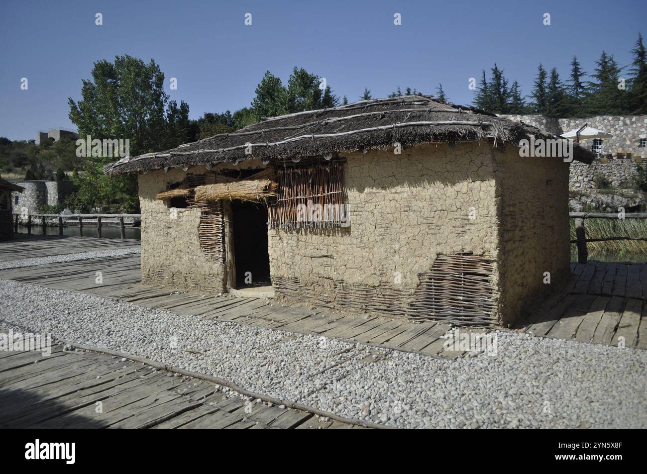 Wassermuseum am Ohrid-See, Mazedonien. Bucht der Knochen, Rekonstruktion der Pfahlsiedlung, die zwischen 1200 und 700 v. Chr. zurückgeht. Stockfoto
