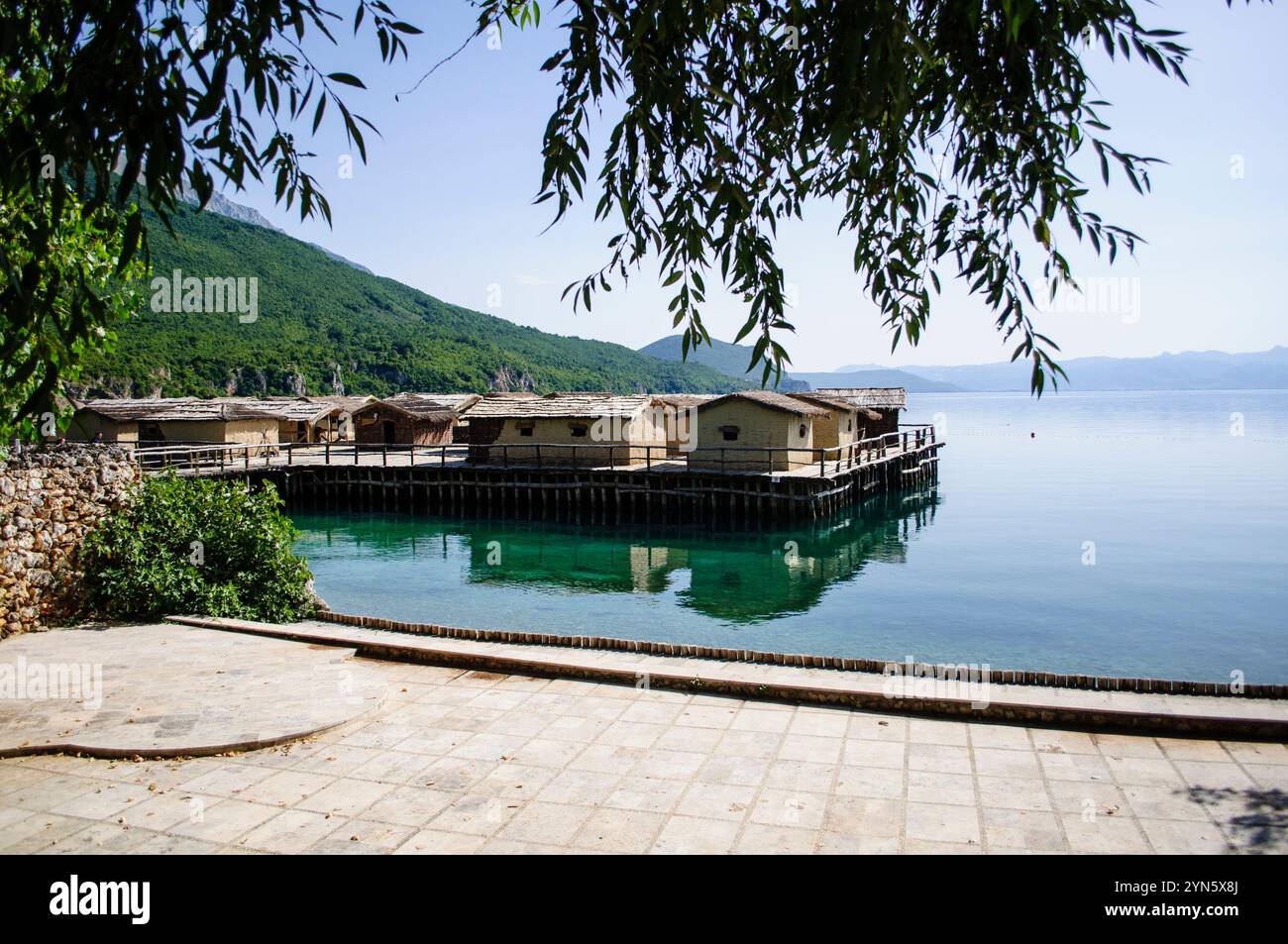 Wassermuseum am Ohrid-See, Mazedonien. Bucht der Knochen, Rekonstruktion der Pfahlsiedlung, die zwischen 1200 und 700 v. Chr. zurückgeht. Stockfoto