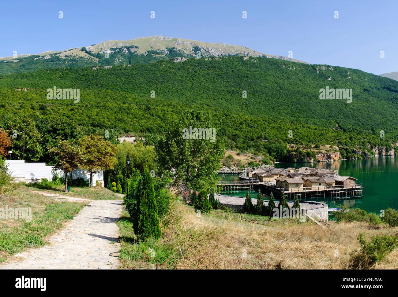 Wassermuseum am Ohrid-See, Mazedonien. Bucht der Knochen, Rekonstruktion der Pfahlsiedlung, die zwischen 1200 und 700 v. Chr. zurückgeht. Stockfoto