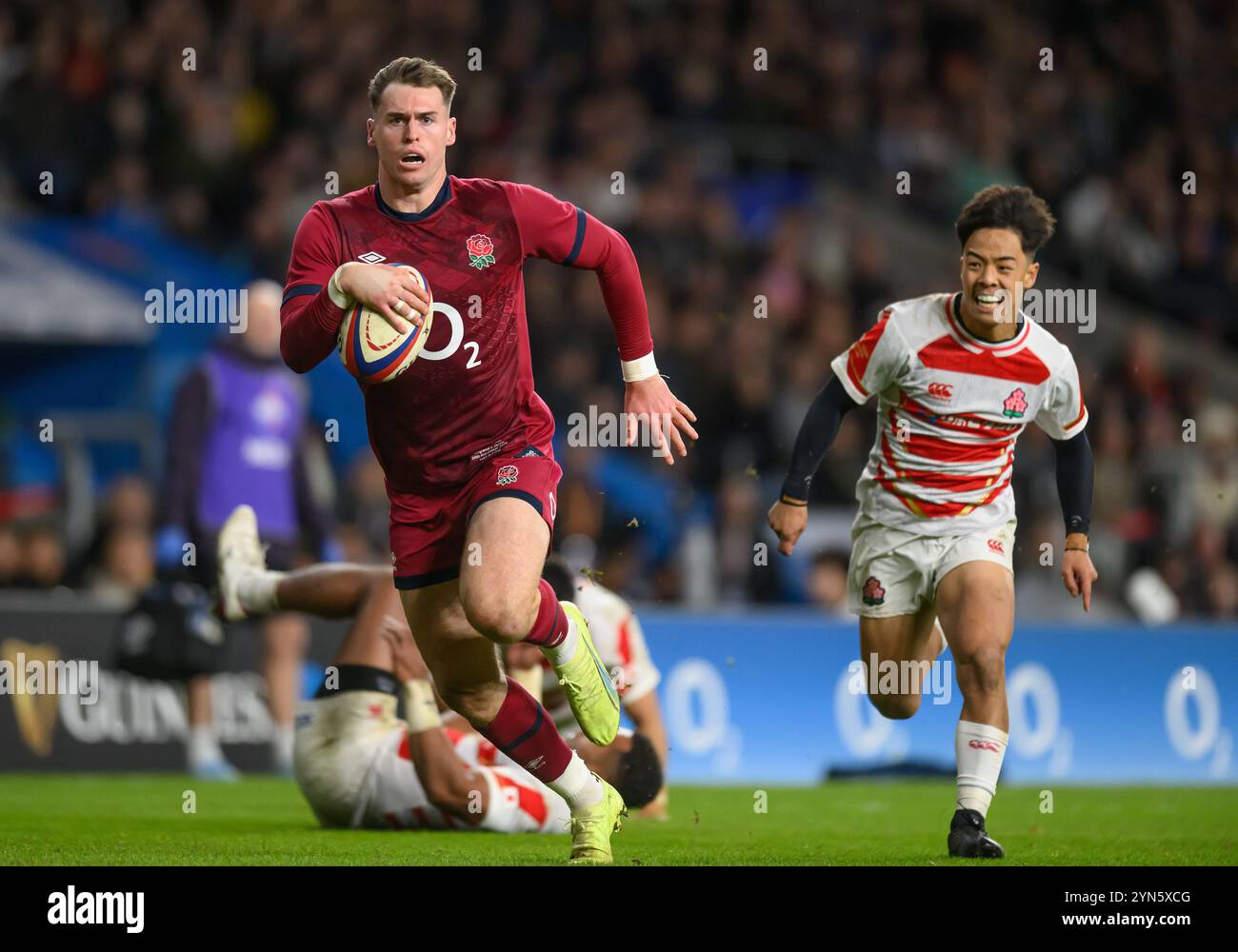 London, Großbritannien. November 2024. England gegen Japan – Autumn Nations Series – Twickenham. Tom Roebuck stürzt durch, um einen Versuch zu erzielen. Bildnachweis: Mark Pain / Alamy Live News Stockfoto