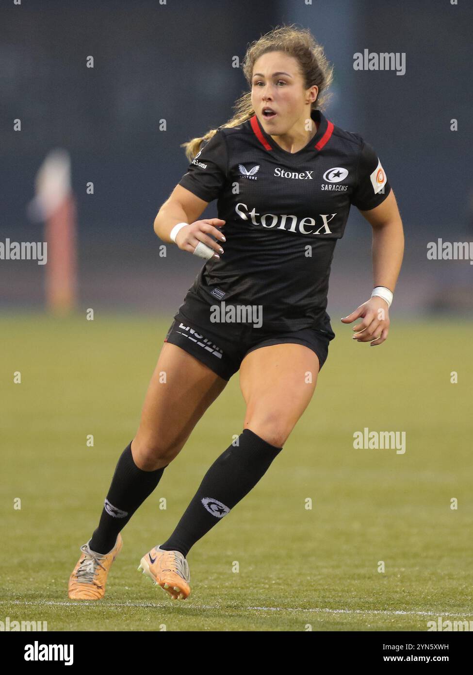 Hendon, North London, Großbritannien. November 2024. Hendon, North London, England, 24. November 2024: Sydney Gregson (13 Saracens) während des Allianz Premiership Womens Rugby Spiels zwischen Saracens und Harlequins im StoneX Stadium in Hendon, North London, England. (Jay Patel/SPP) Credit: SPP Sport Press Photo. /Alamy Live News Stockfoto