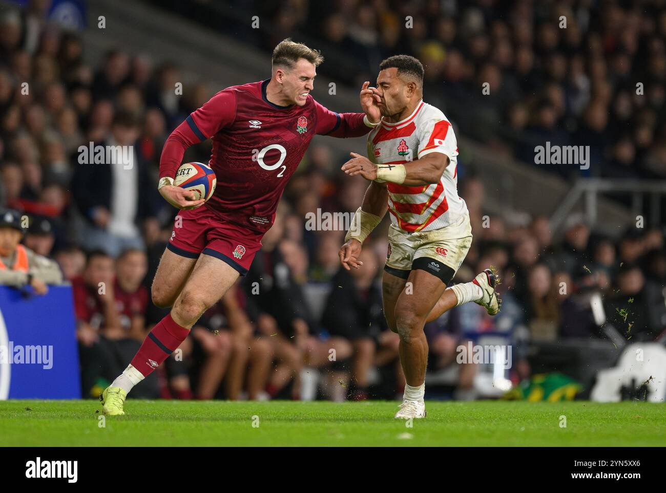 London, Großbritannien. November 2024. England gegen Japan – Autumn Nations Series – Twickenham. Tom Roebuck gibt Jone Naikabula ab und stürzt sich durch, um einen Versuch zu erzielen. Bildnachweis: Mark Pain / Alamy Live News Stockfoto