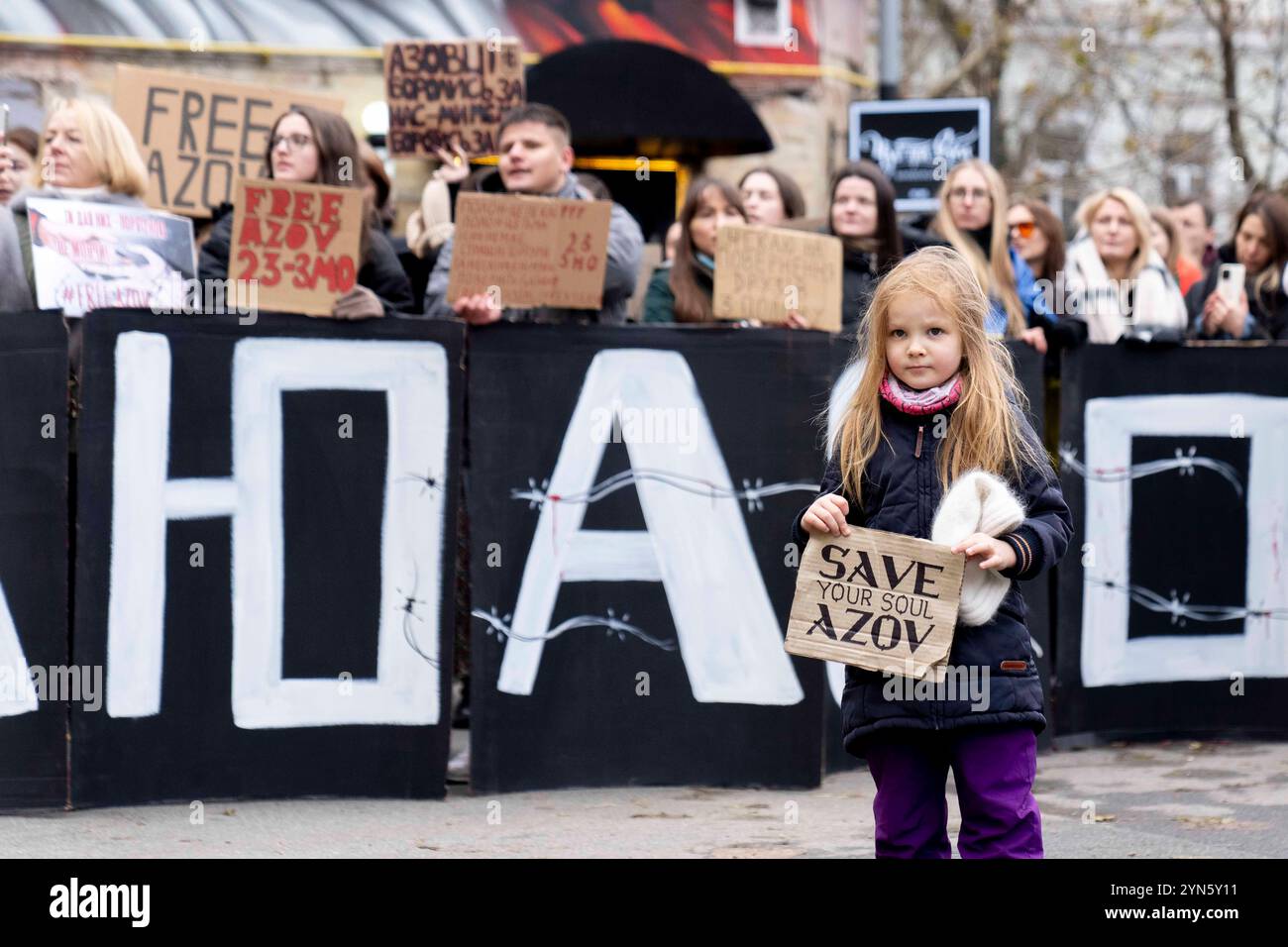 Kiew, Ukraine. November 2024. Freier Protest der Familie und Freunde von Soldaten, die von Russland in Gefangenschaft gehalten werden. Am 20. Mai 2022 ergaben sich die Soldaten Russland, um Leben in der Asovstaler Eisenhütte zu retten und die Werke von Mariupol zu stehlen. Einige wurden freigelassen, viele befinden sich noch immer in russischer Gefangenschaft. Quelle: Andreas Stroh/Alamy Live News Stockfoto