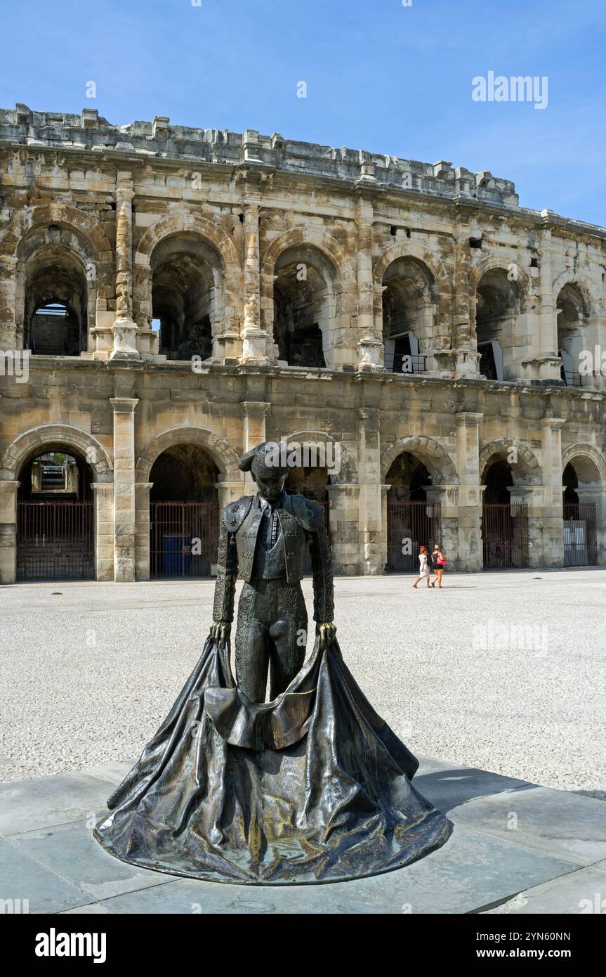 Die Arena im Stadtzentrum. Die Statue von Nimeno II. Schuf BI Serena Carone. Nimes, Occitanie, Frankreich Stockfoto