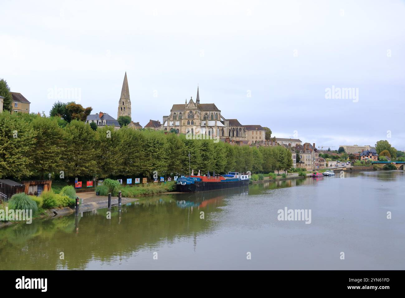 Auxerre, Frankreich, Europa - 5. September 2024: Blick auf die Abtei Saint-Germain d'Auxerre, Burgund Stockfoto