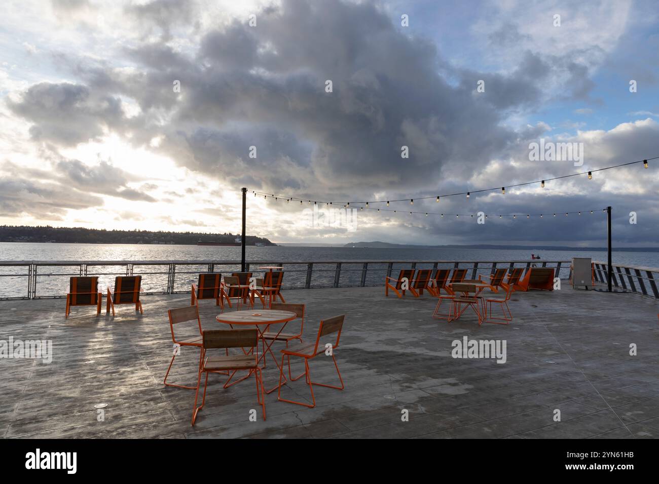 Die Sonne geht am 23. November 2024 über West Seattle am Pier 62 entlang der Seattle Waterfront unter. Stockfoto