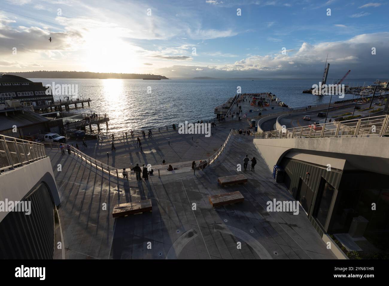 Am Samstag, den 23. November 2024, genießen Besucher den Sonnenuntergang entlang der Uferpromenade auf dem neuen Overlook Walk von Seattle. Stockfoto