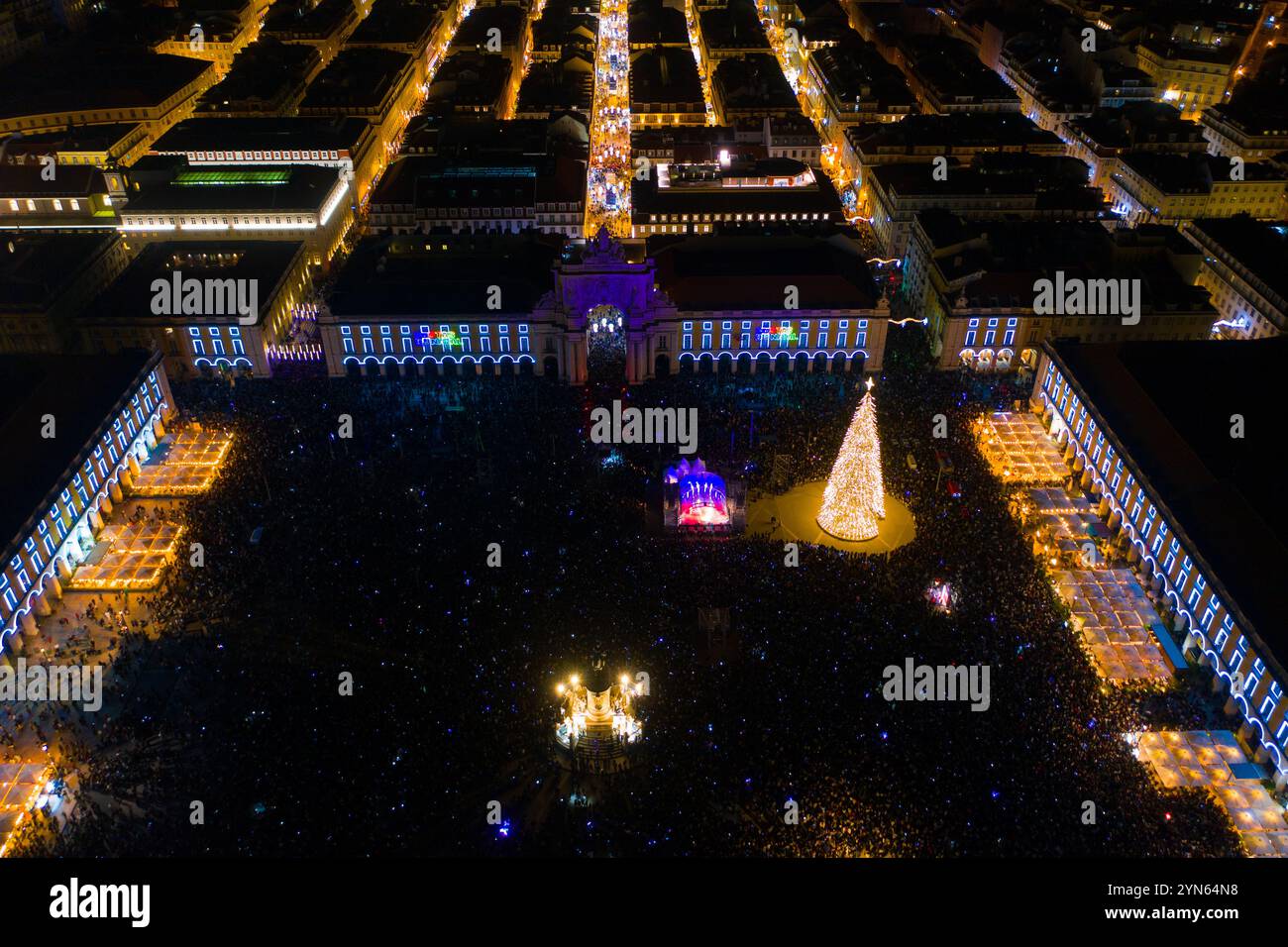 Weihnachtsbaum am Praca do Comércio in Lissabon, Aerial View Stockfoto