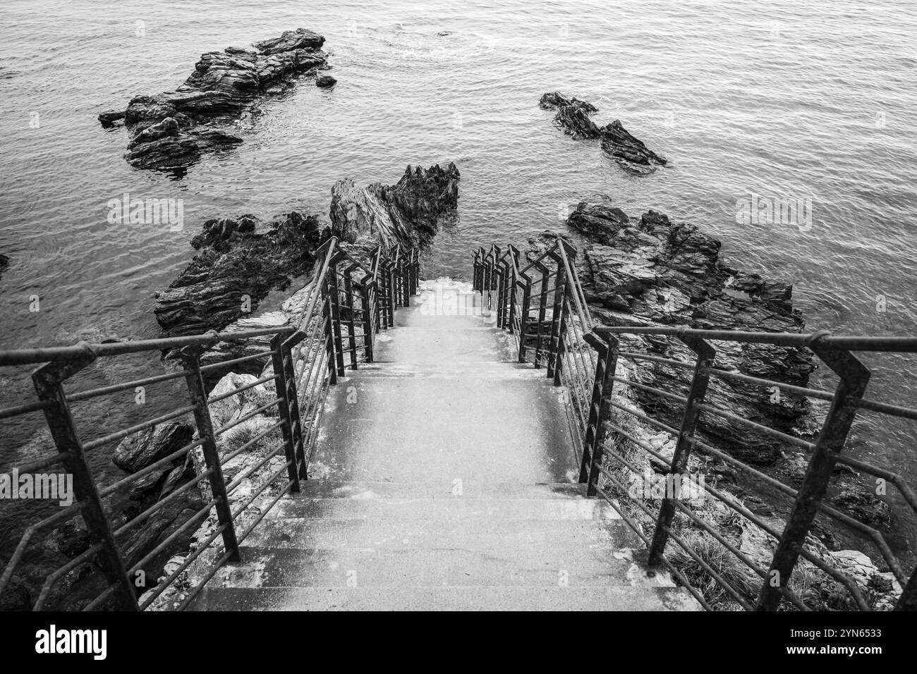 Eine Betontreppe mit Eisengeländern an einer Bucht der zerklüfteten Felsküste in der Nähe von Collioure, Cote Vermeille, Languedoc-Roussillion, Frankreich Stockfoto