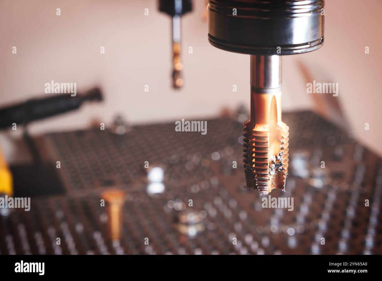 Herstellung professioneller Metallbearbeitungsmaschinen. Industriekonzept. Programmierbare moderne digitale cnc-Programmmaschine Stockfoto