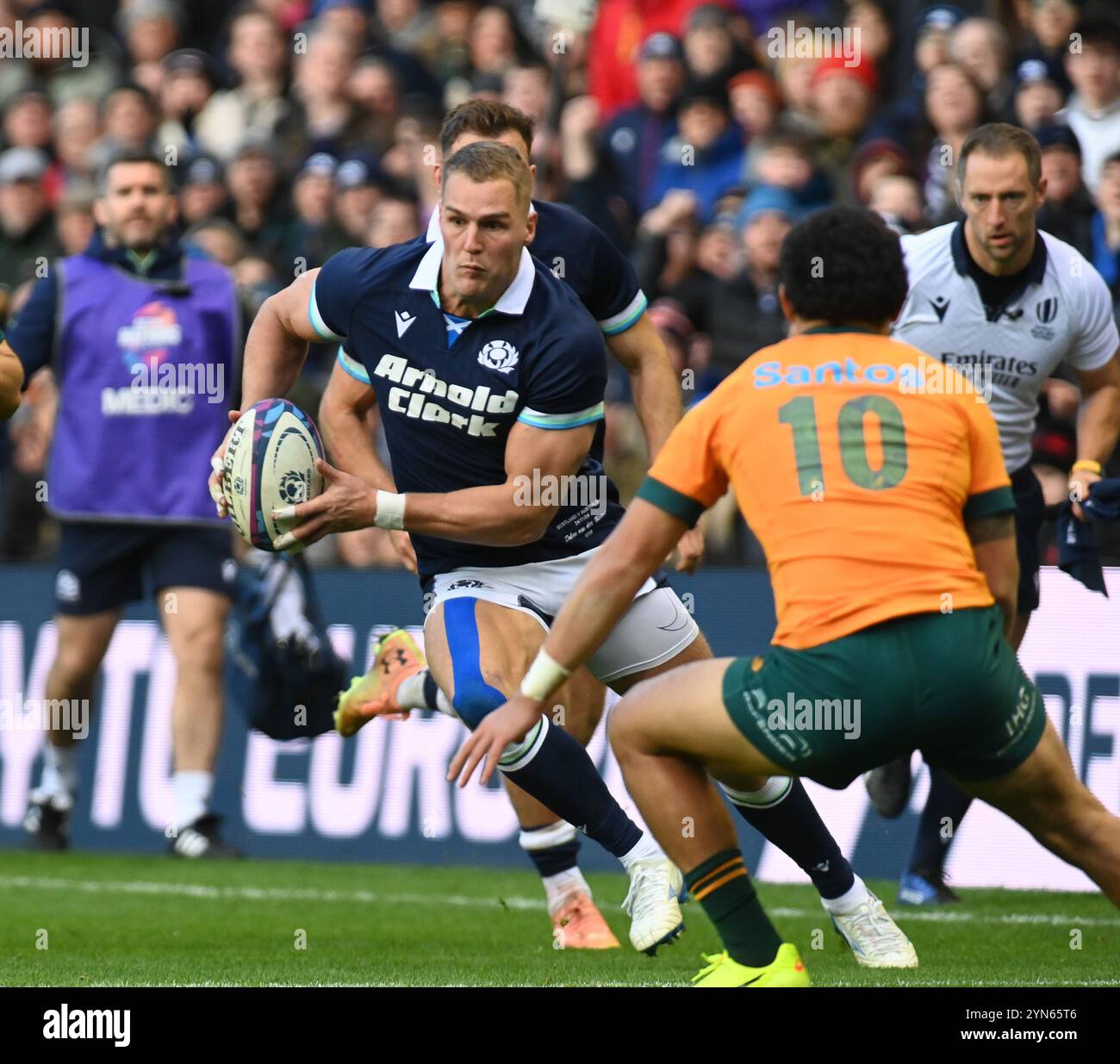 Scottish Gas Murrayfield. Edinburgh Schottland Großbritannien 24. November 24 HERBST TESTET 2024/25 Schottlands Spiel gegen Australien Duhan van der Merwe von Schottland mit 10 Noah Lolesio von Australien Credit: eric mccowat/Alamy Live News Stockfoto