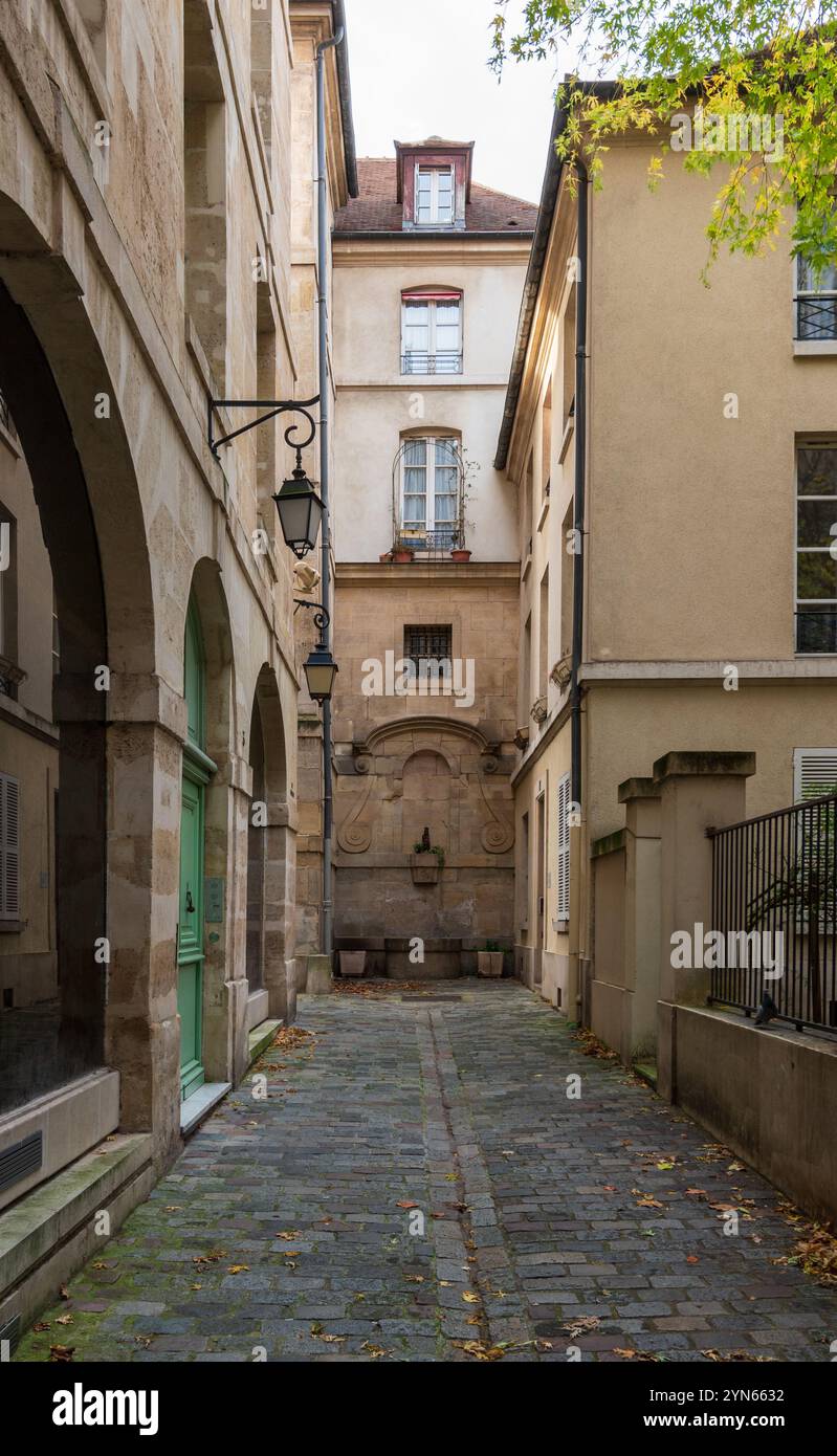 Die Eginhard-Passage mit den Überresten eines alten Brunnens im Hintergrund, Marais-Viertel, 4. Arrondissement von Paris, Frankreich Stockfoto