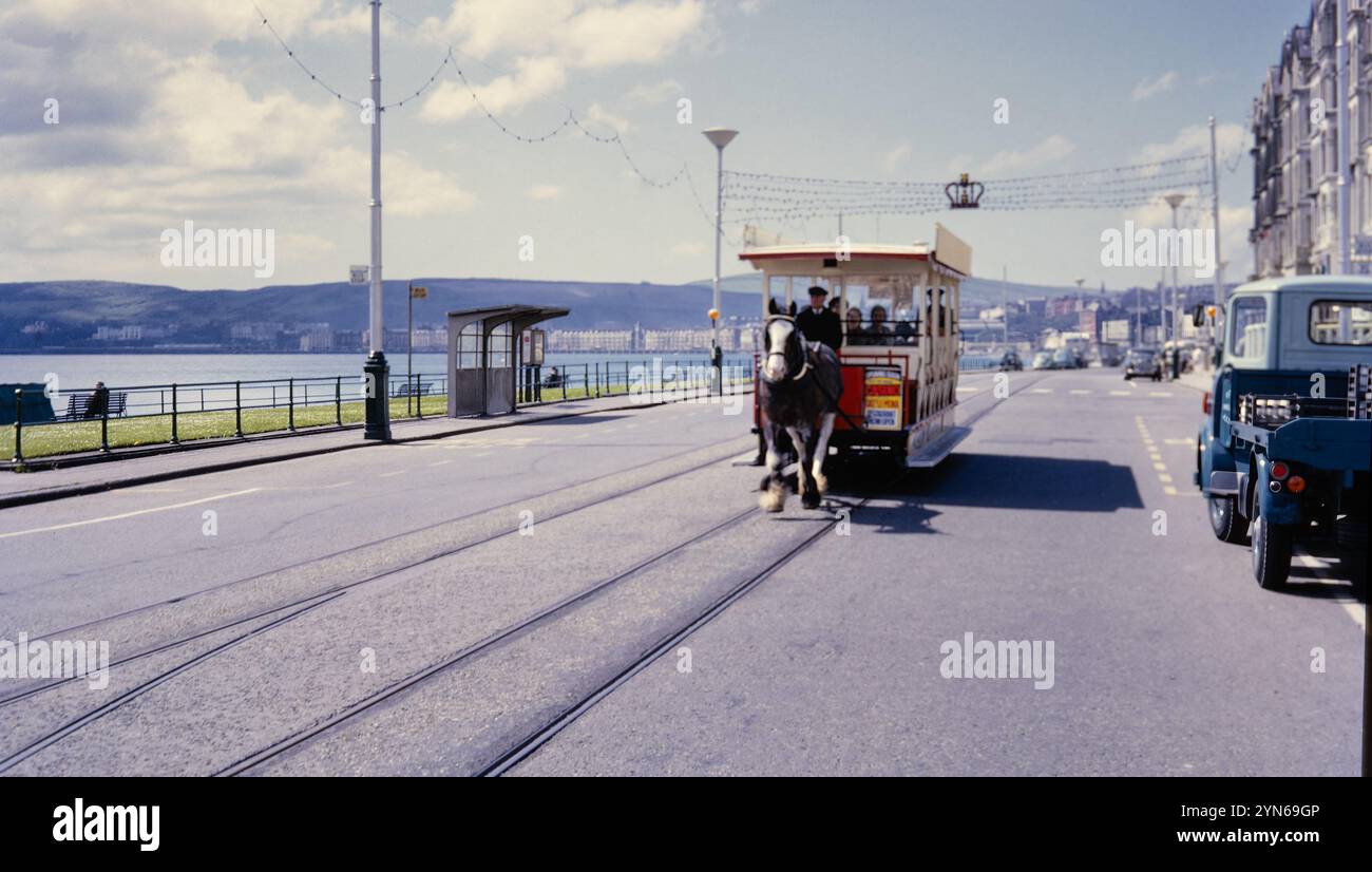 Historisches Foto der Douglas Bay Horse Tramway Pferdebahn in den 1960er Jahren, Douglas Promenade, Isle of man Stockfoto