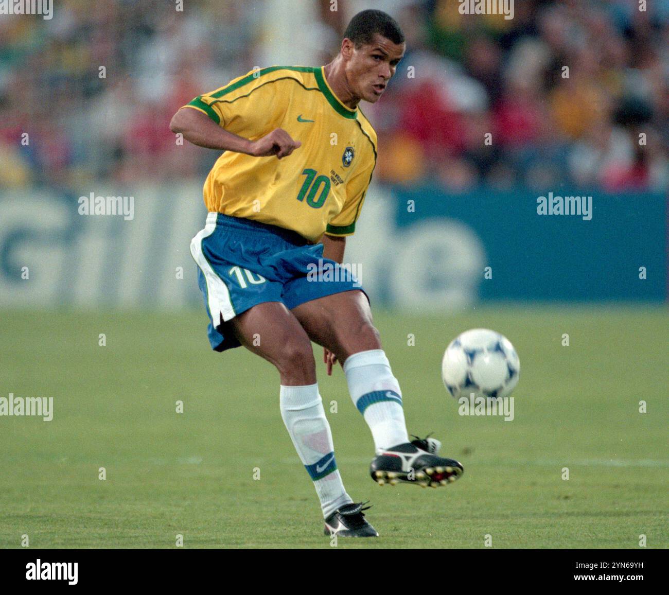 Deutschland. November 2024. firo : 07.07.1998 Fußball: Fußball: Archiv Fotos, Archiv Foto, Archiv Bilder, WM 1998 98 in Frankreich KO Phase Halbfinale Brasilien - Niederlande 4:2 auf Elfmeterschießen Rivaldo Einzelaktion Credit: dpa/Alamy Live News Stockfoto