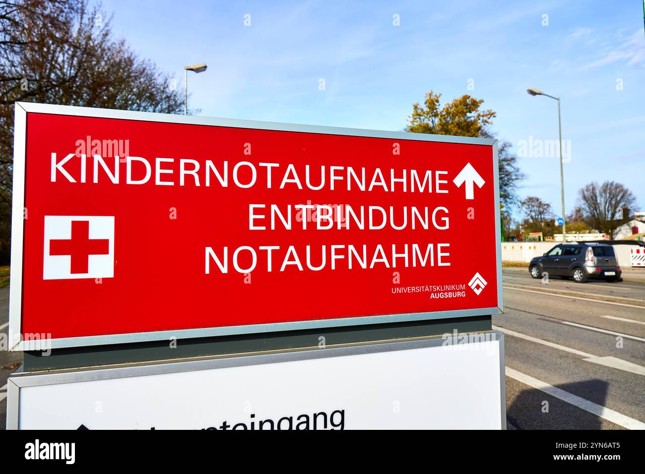 Augsburg, Bayern, Deutschland - 24. November 2024: Leitfaden zur Notaufnahme, Kindermedizin und Entbindung am Universitätsklinikum Augsburg, ein Orientierungspunkt für medizinische Notfälle und Geburtsversorgung *** Wegweiser zur Notaufnahme, Kindermedizin und Entbindung am Universitätsklinikum Augsburg, ein Orientierungspunkt für medizinische Notfälle und Geburtsversorgung Stockfoto