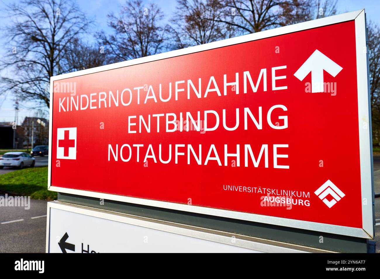 Augsburg, Bayern, Deutschland - 24. November 2024: Leitfaden zur Notaufnahme, Kindermedizin und Entbindung am Universitätsklinikum Augsburg, ein Orientierungspunkt für medizinische Notfälle und Geburtsversorgung *** Wegweiser zur Notaufnahme, Kindermedizin und Entbindung am Universitätsklinikum Augsburg, ein Orientierungspunkt für medizinische Notfälle und Geburtsversorgung Stockfoto