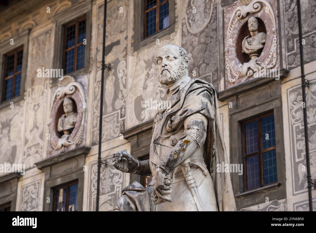 Reich verzierte Fassade des Palazzo della Carovana im Zentrum von Pisa, Italien, Europa Stockfoto