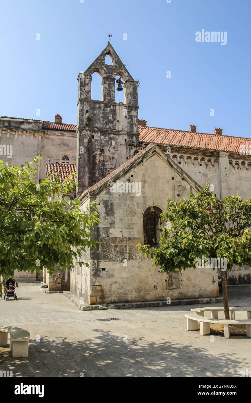 Wunderschöne kleine alte Kapelle in der Innenstadt von Trogir, Kroatien, Europa Stockfoto