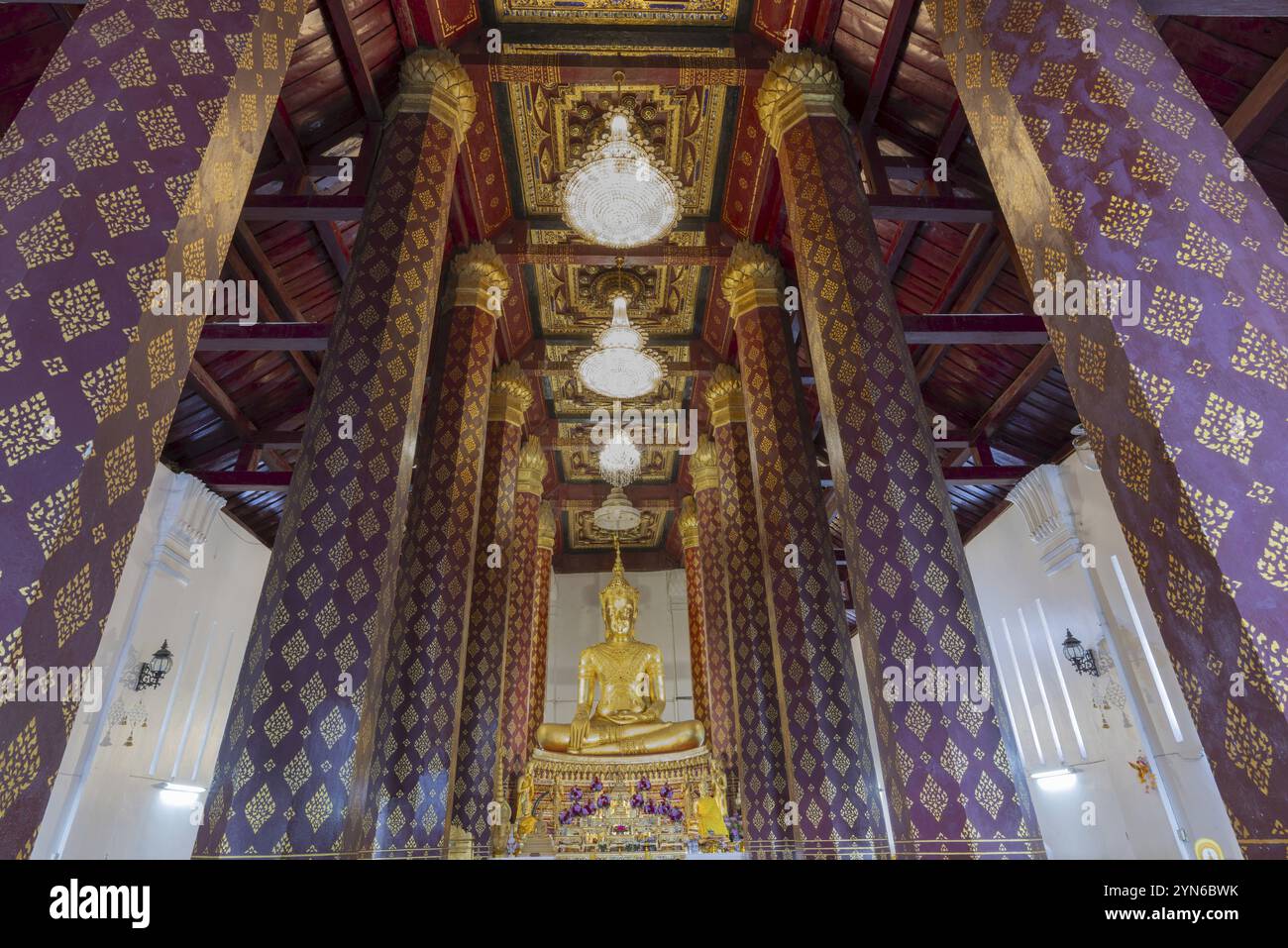 Goldene Buddha-Statue, Phra Phuttha Nimit und Kassettendecke im Ubosot von Wat Na Phra Men, auch Wat Na Phra Meru, ein buddhistischer Tempelkomplex, Wat Stockfoto