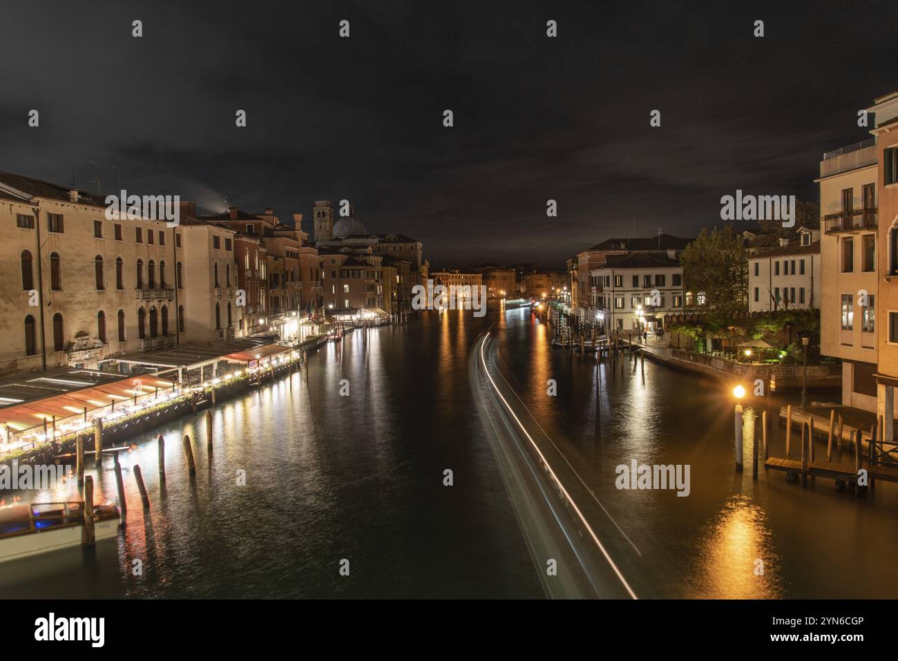 Blick auf Canal Grande bei Nacht, vorbeifahrende Boote, Venedig, Italien, Europa Stockfoto