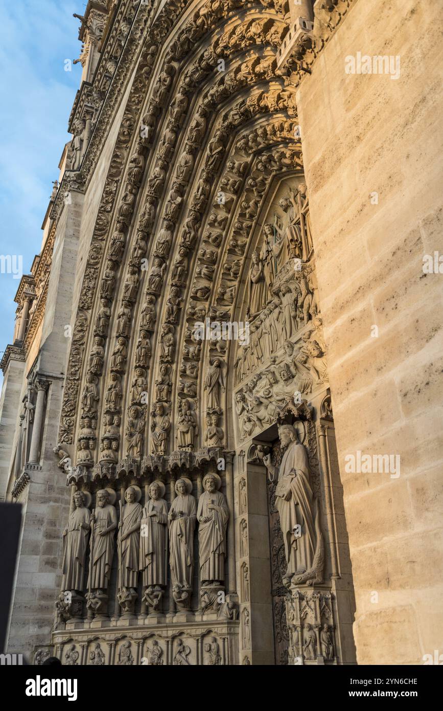 Wunderschönes Portal der berühmten Kathedrale Notre Dame in Paris vor dem Feuer, Frankreich, Europa Stockfoto