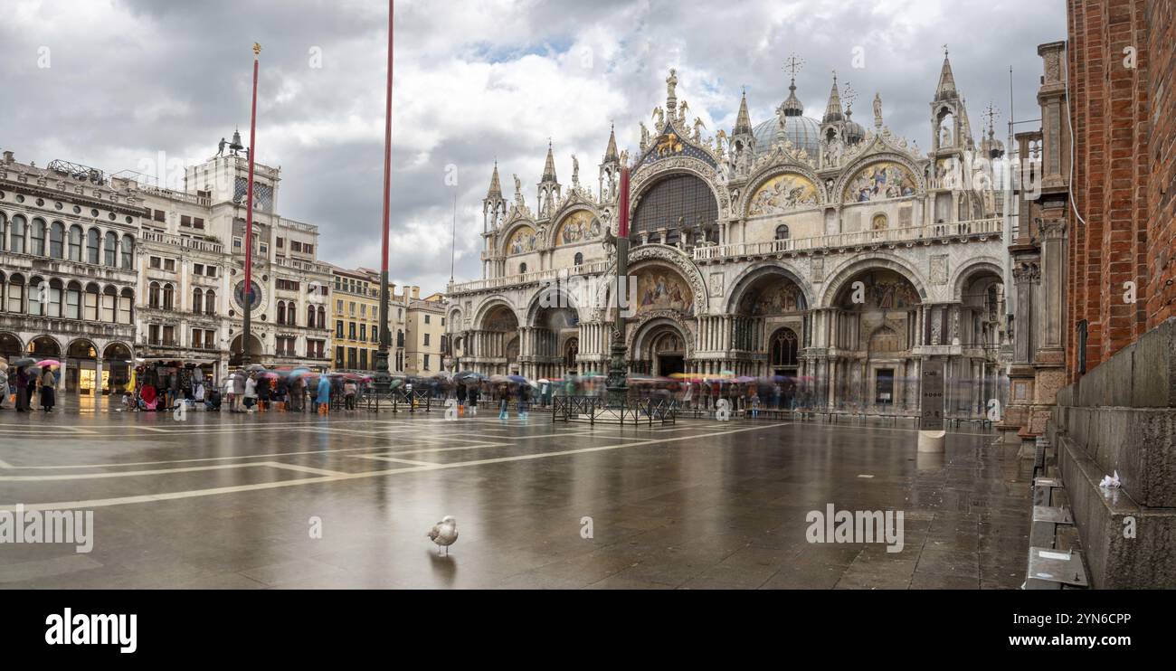 Markusplatz in Venedig bei schlechtem Wetter und Hochwasser, Italien, Europa Stockfoto