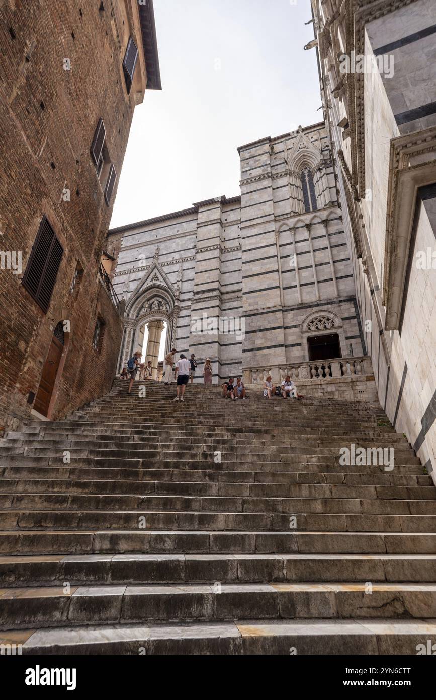 Treppen rund um die Kathedrale von Siena in der Nähe des Taufhauses, Italien, Europa Stockfoto