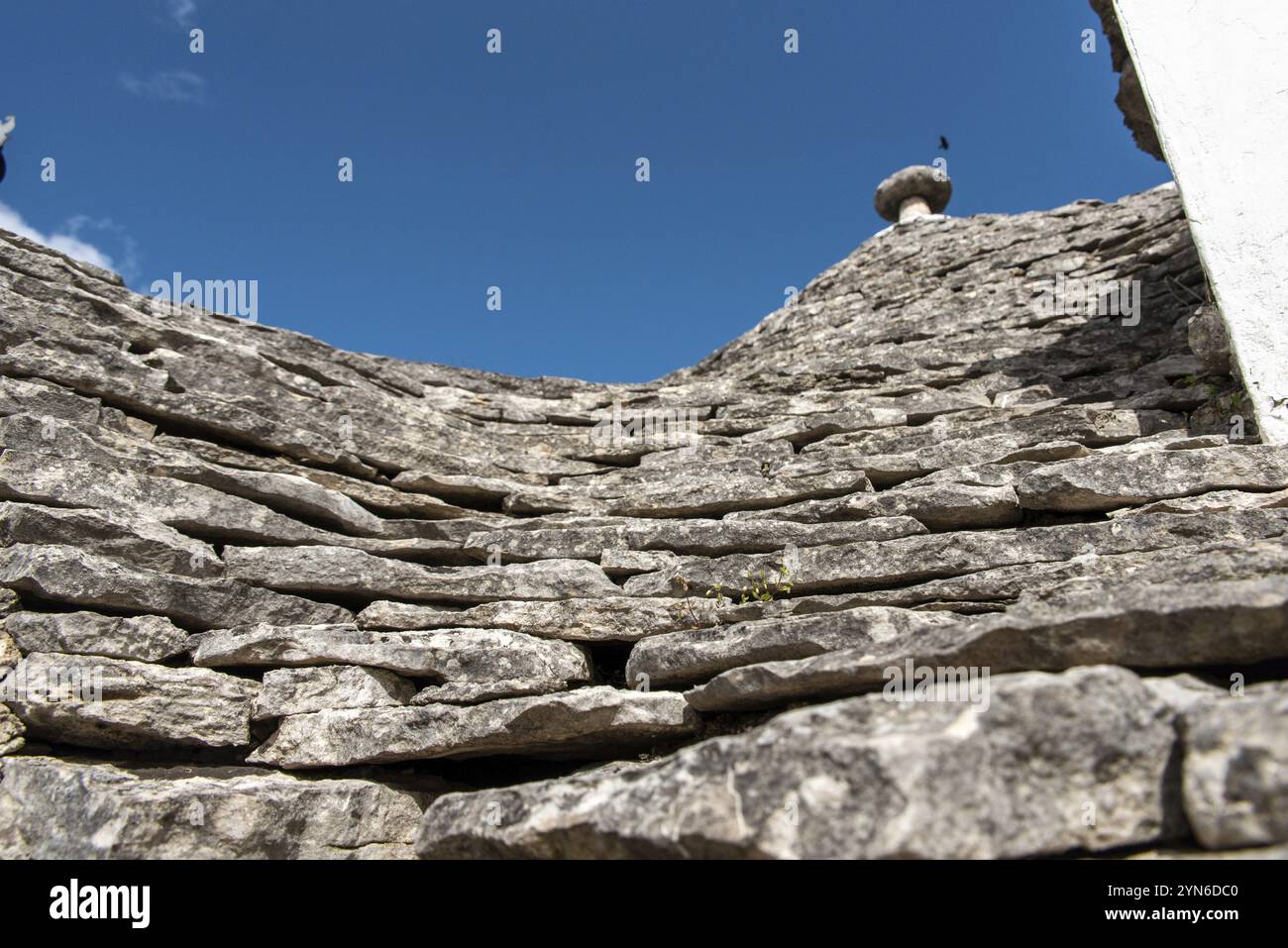 Typisches Pillersteindach eines trullo in Alberobello, Italien, Europa Stockfoto