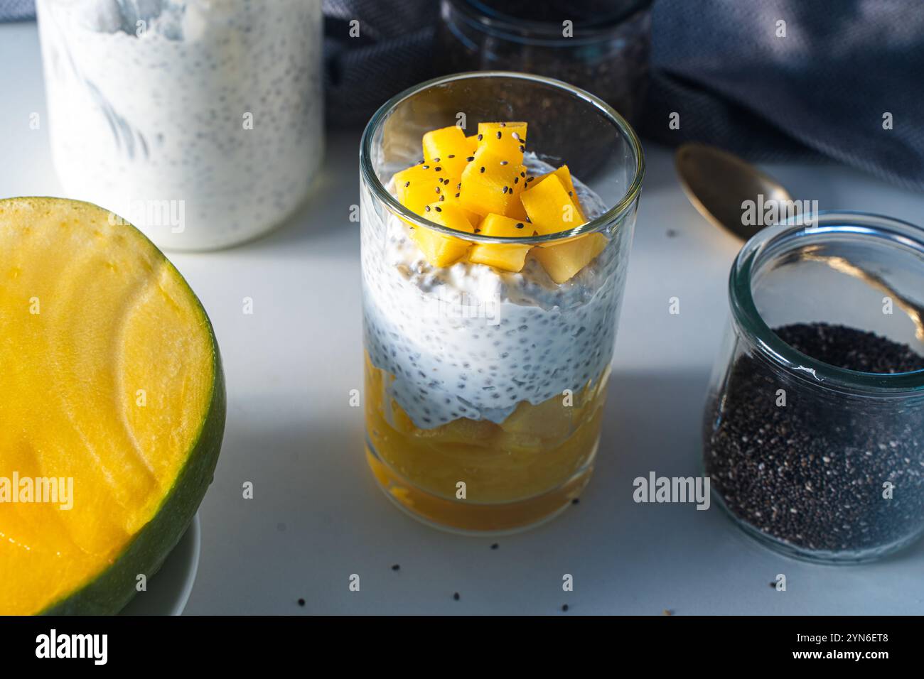 Chia Samenpudding, Mangopüree und Joghurt. Leckeres und gesundes Frühstückskonzept, vegane Rohdesserts ohne Zucker. Hochwertige Fotos Stockfoto