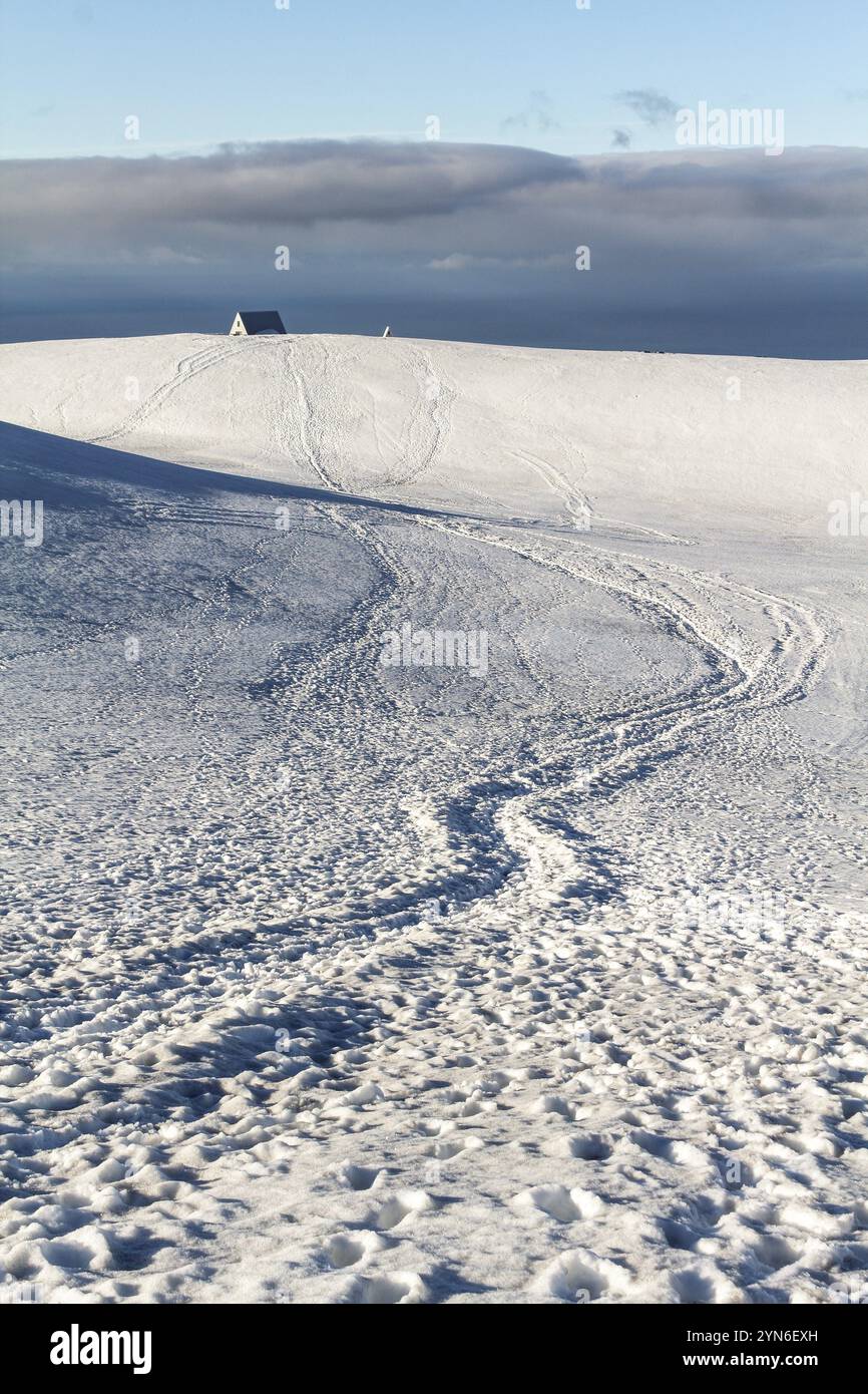 Fußspuren in der verschneiten Landschaft am Fimmvoerduhals Wanderweg in den sehr frühen Morgen, Hochland von Island Stockfoto