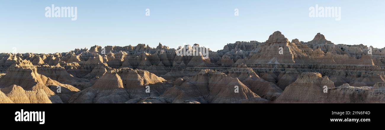 Zerklüftete Sandsteinberge, die von der Sonne beleuchtet werden, im Badlands-Nationalpark, USA, Nordamerika Stockfoto