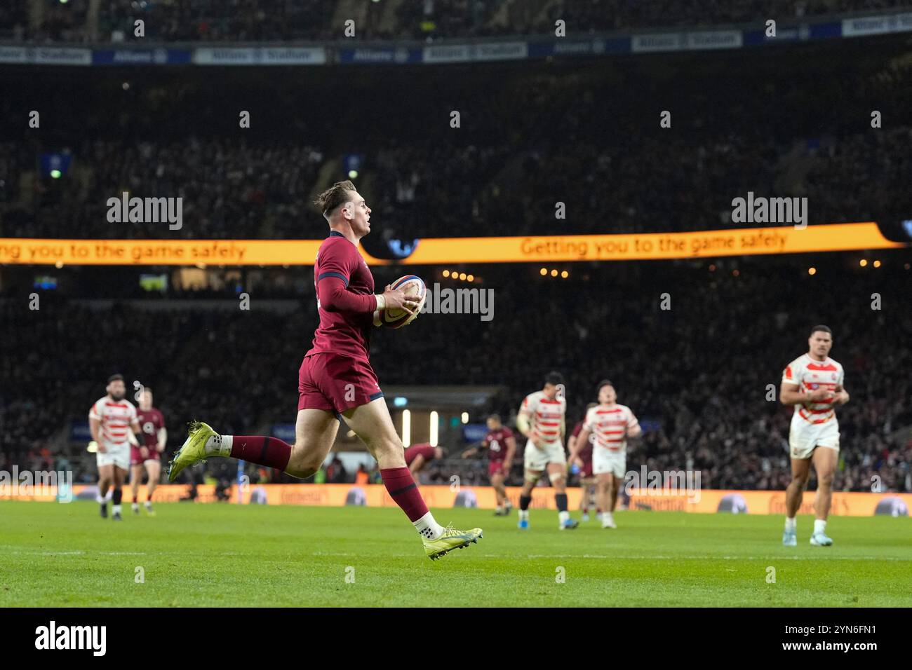 London, Großbritannien. 24. November 2024; Allianz Stadium, London, England: Herbst Rugby International, England gegen Japan; Tom Roebuck aus England läuft in seinem zweiten Try Credit: Action Plus Sports Images/Alamy Live News Stockfoto
